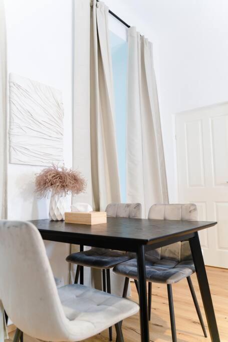 Zentrale & Ruhige 2 Zimmer - 42M² Apartment Vienna Exterior photo